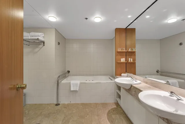 جناح جونيور بجاكوزي، Stamford Plaza Adelaide 6/8
