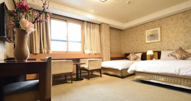 غرفة ديلوكس بسريرين منفصلين وسرير كينج وسرير فردي، Hotel Samwon Plaza 1/2