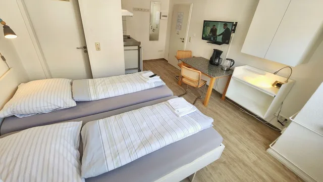Apartment, Twin Beds, Marion Weber House 10/10