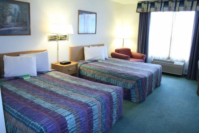 غرفة قياسية بسريرين كوين، River Valley Inn & Suites 1/3