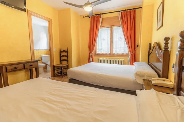 غرفة عائلية بسرير مزدوج مع أريكة، Hostal Rio Ara Bellosta 1/8