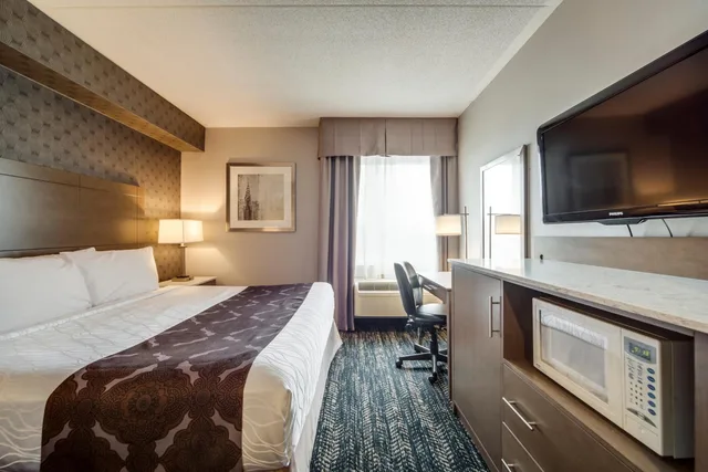 جناح بسرير كينج وسرير كوين مع أريكة، Monte Carlo Inn Brampton Suites 3/6