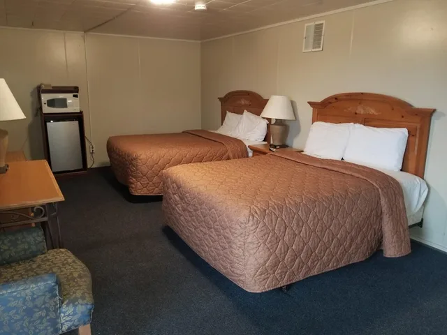 Room, 2 Queen Beds, Rodeway Inn La Crosse 3/3