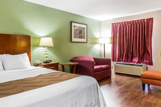 غرفة بسرير كينج للمدخنين، Quality Inn & Suites near Robins Air Force Base 3/6