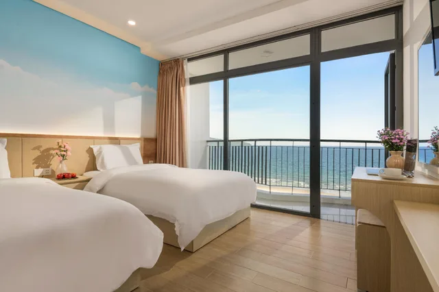 غرفة ديلوكس بسرير كوين بإطلالة على البحر بشرفة، Golden Sea 3 Hotel 1/2