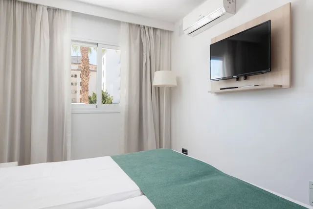 شقة سوبيريور بسريرين منفصلين بإطلالة على المسبح بشرفة مع أريكة، Olive Beach Apartments 5/10