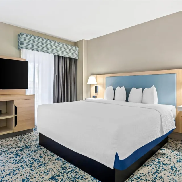 استوديو بسرير كينج بشرفة، Hampton Inn Suites St Petersburg Downtown 4/7