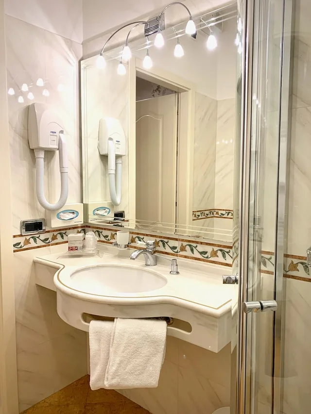 غرفة بسرير مزدوج بإطلالة على البحيرة بشرفة، Hotel Ristorante Gardesana 7/7