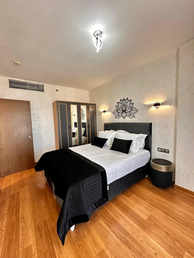 غرفة تنفيذية بسرير كينج بغرفة نوم واحدة مع أريكة بحوض جاكوزي، Sabiha Gokcen Hotel Istanbul Houses 1/2
