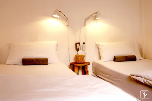 غرفة قياسية بسريرين منفصلين بحمام مشترك، T-Boutique Hostel - Hua Lamphong 1/2