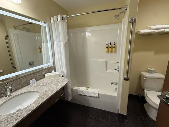 غرفة قياسية بسرير كينج مع أريكة يُسمح فيها بالحيوانات الأليفة، Camrose Resort Casino Bw Premier Collection 2/2