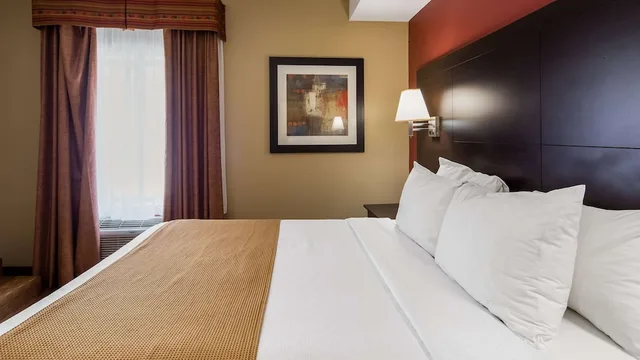 Suite, King Bed, Kitchenette, Best Western Plus Bowmanville 3/5