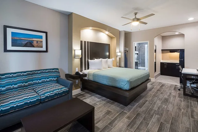 Efficiency, Suite, King Bed, Accessible، Econo Lodge Inn and Suites Houston NW-Cy-Fair 2/5