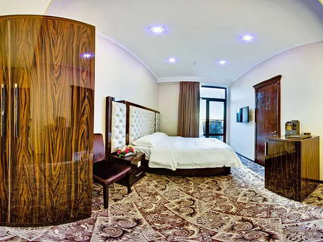 جناح جونيور، Plaza Hotel Bishkek 1/1