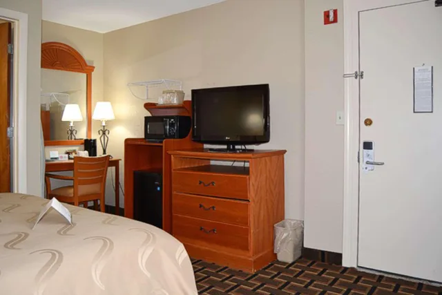 Room, Queen Bed, Quality Inn Raynham - Taunton 3/5