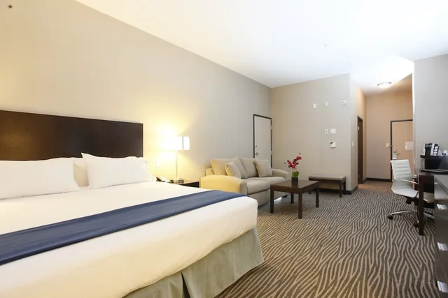 جناح بسرير كينج مع أريكة، Holiday Inn Express Fort St John 1/9