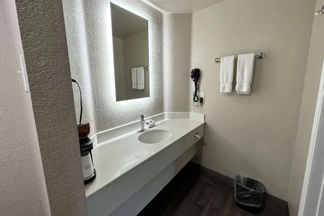 غرفة بسرير كينج، Days Inn by Wyndham San Diego Vista 9/10