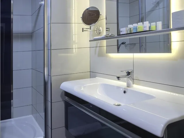 غرفة رباعية بسرير مزدوج وسريرين منفصلين، Fesa Business Hotel 1/3