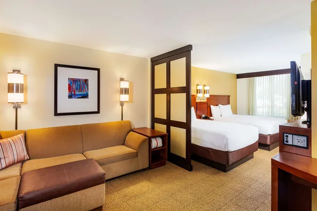 غرفة بسريرين كوين مع أريكة في طابق مرتفع، Hyatt Place San Diego/Vista-Carlsbad 2/5