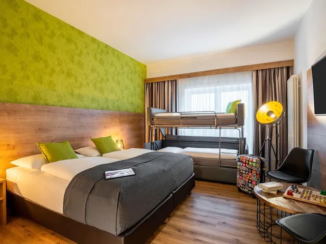 غرفة عصرية عائلية بسريرين منفصلين بإطلالة على المدينة مع أريكة، Mercure Hotel Bad Oeynhausen City 1/3