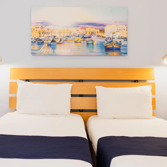غرفة بسريرين منفصلين بإطلالة على المسبح، Xemxija Bay Hotel (ex Porto Azzurro) 3/4