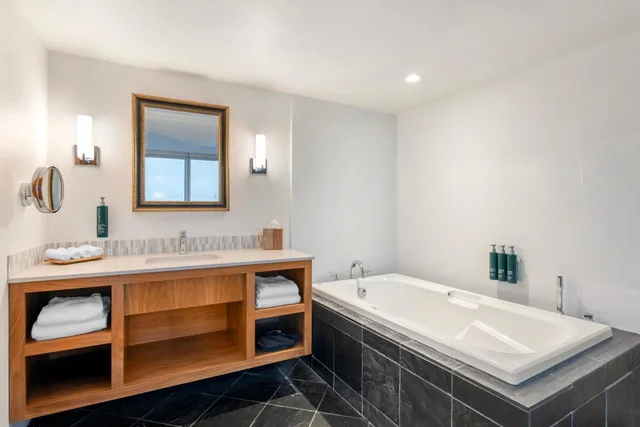 1 Bedroom, Suite, 2 Bathrooms, Embarc Vancouver 8/10
