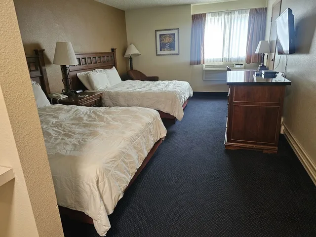 غرفة قياسية بسريرين كوين، Broadway Inn Conference Center 3/7