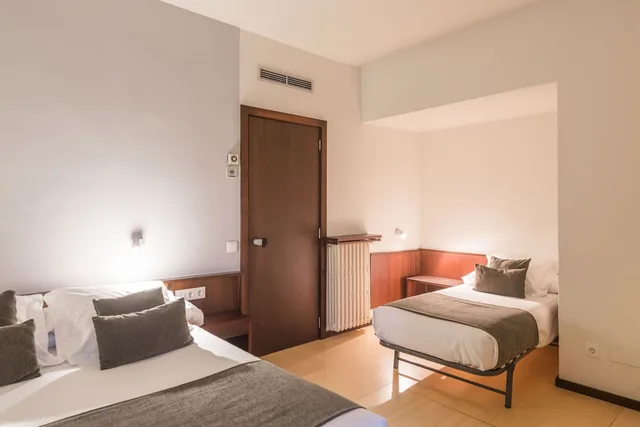غرفة ثلاثية، Emporda Hotel 1/4