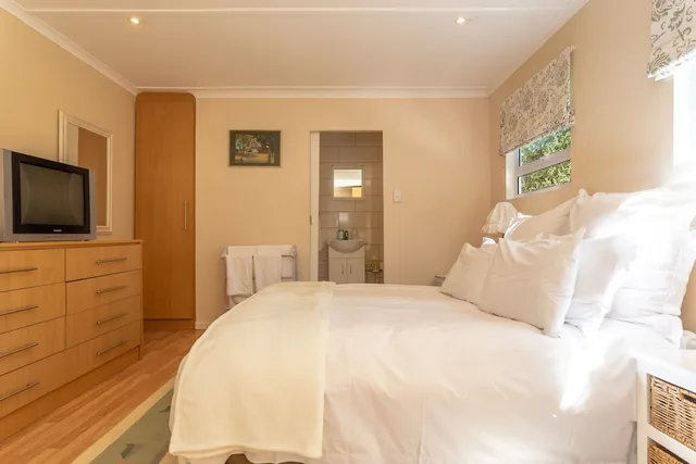 كوخ بسرير مزدوج، Little House Guest House 1/2