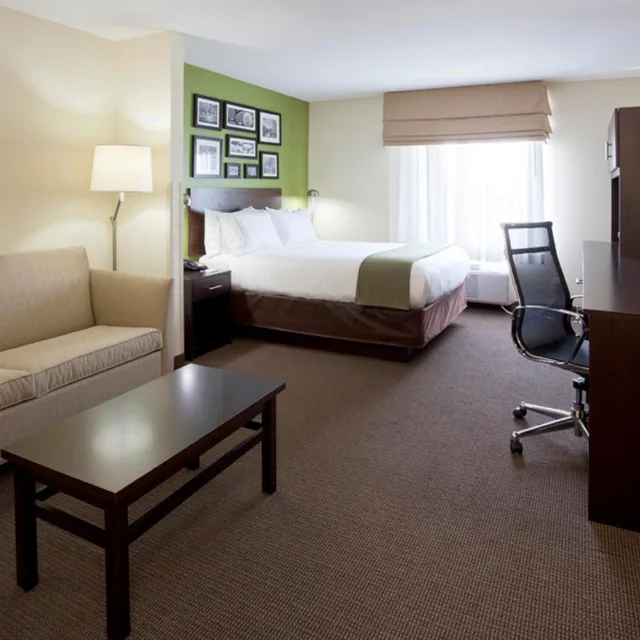 جناح بسرير كوين مع أريكة، Holiday Inn Express Hotel Suites Rogers 2/6