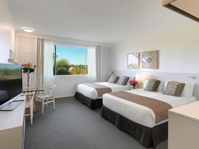 Executive, Family, Queen Bed, Oaks Sunshine Coast Oasis Resort 1/2