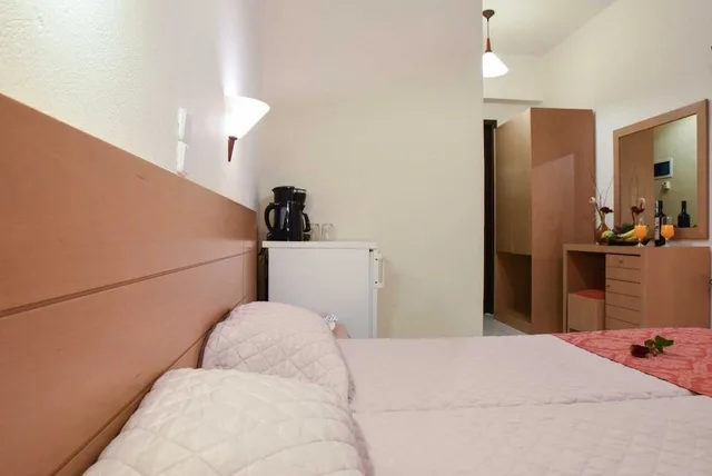غرفة أساسية بسريرين منفصلين بإطلالة على الحديقة، Theo Hotel 3/4
