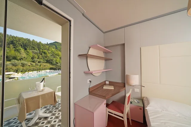 غرفة كومفورت بسريرين منفصلين بإطلالة على المسبح، Bike Hotel La Perla 3/5