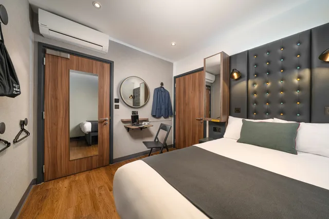 Room, Double Bed, No Window, Accessible، Point A Hotel Waterloo 2/3