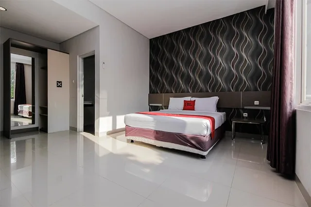 غرفة بسرير مزدوج، Reddoorz Near Gua Sunyaragi 3/6