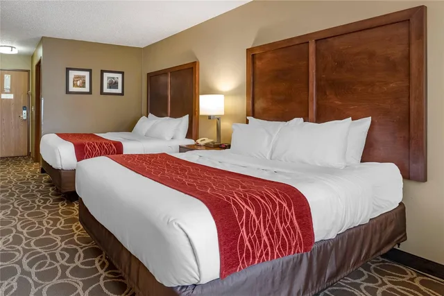غرفة بسريرين كوين، Comfort Inn Dyersville Near Field of Dreams 1/4