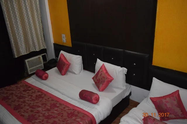 غرفة ديلوكس ثلاثية بسرير مزدوج وسرير فردي بغرفة نوم واحدة للمدخنين، Trishul Hotel 2/2