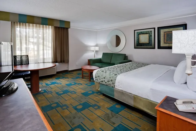غرفة تنفيذية بسرير كينج، La Quinta Inn & Suites by Wyndham Lakeland West 2/4