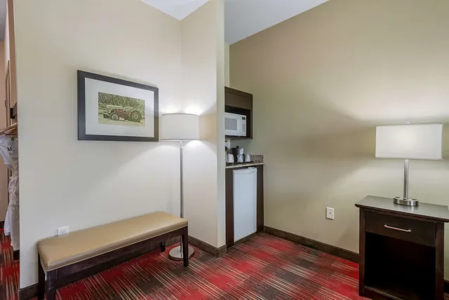 جناح بسرير كينج وسريرين منفصلين مع أريكة، Best Western Plus Red Deer Inn and Suites 7/7