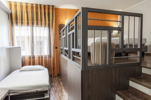 غرفة ثلاثية بثلاثة أسرّة، Hotel Des Etrangers 5/7