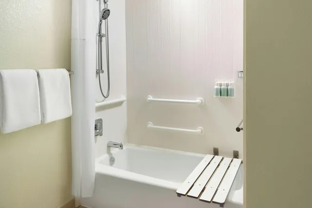 غرفة بسرير كينج لذوي الإعاقة، Courtyard By Marriott Novato Marin Sonoma 3/3