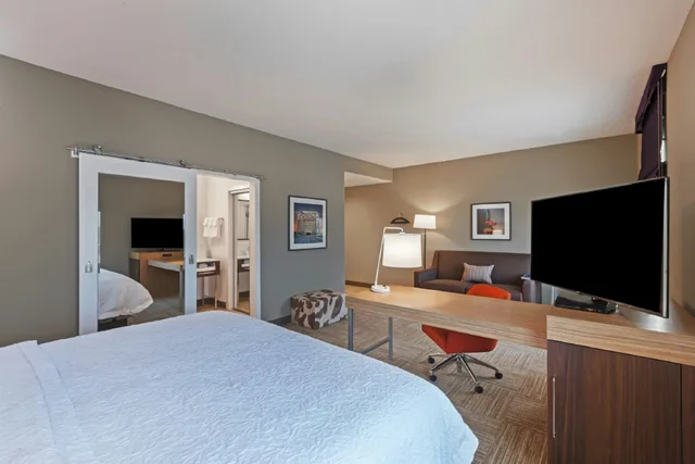 غرفة بسرير كينج مع أريكة، Hampton Inn by Hilton Bulverde Texas Hill Country 1/2