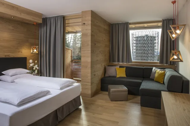 غرفة ديلوكس بسرير مزدوج بشرفة مع أريكة، Falkensteiner Hotel Cristallo Katschberg 1/3