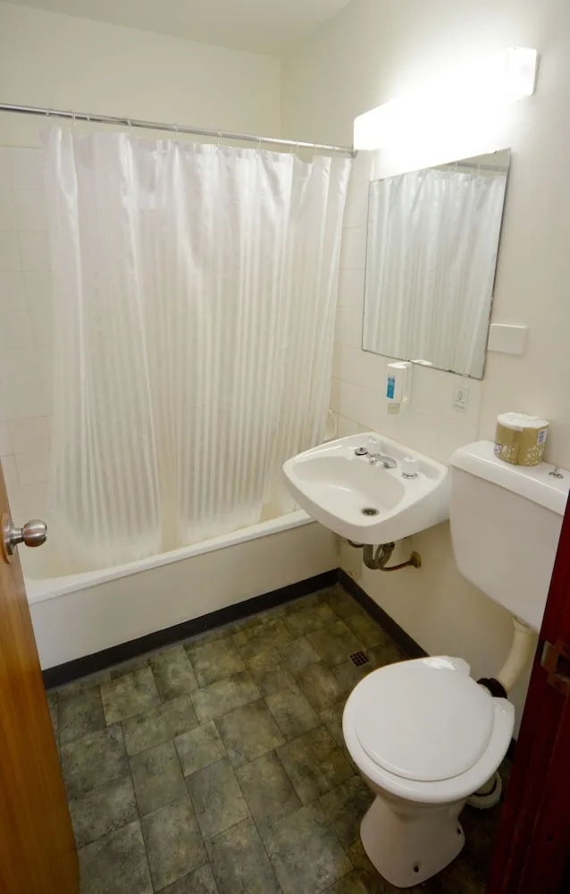 Economy, Double Bed, The Bridge 4/4