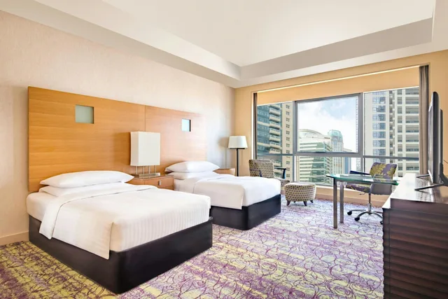غرفة متصلة عائلية بسرير كينج وسريرين منفصلين بإطلالة على المدينة، Qabila Westbay Hotel by Marriott 1/8