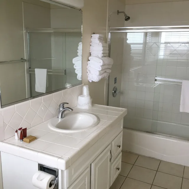 Plus, Single, 1 Queen and 1 Single Bed، The Sea View Inn At The Beach 4/4