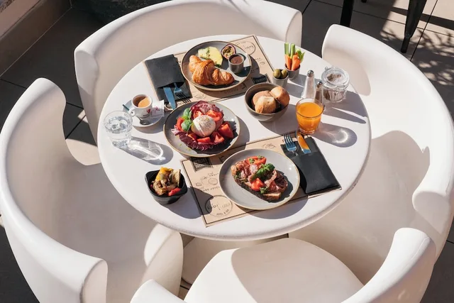 Ruby Lilou Hotel Marseille by IHG، Marseille 03 27/42