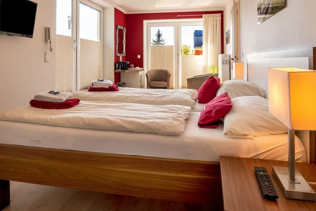 غرفة أساسية بسرير مزدوج بإطلالة على المرفأ بشرفة، Seaside-Strandhotel 1/4