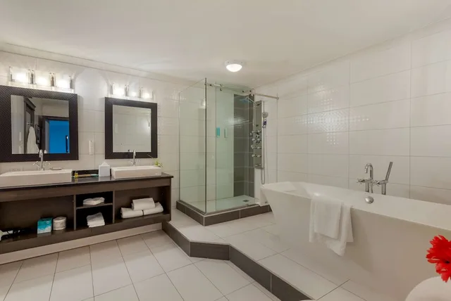 جناح بسرير كينج مع أريكة بمنطقة جلوس بحوض جاكوزي، Village Park Inn Calgary 9/10