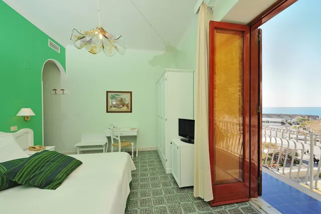 غرفة بسرير مزدوج أو سريرين منفصلين بإطلالة جزئية على البحر، Hotel La Bussola 7/10